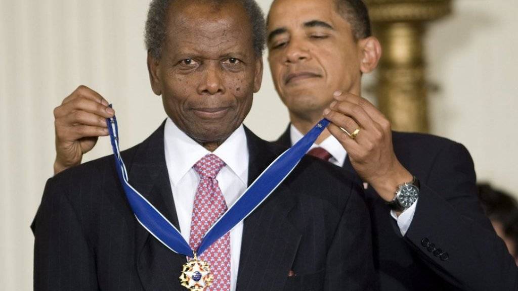 US-Präsident Barack Obama verlieh Sidney Poitier 2009 die «Presidential Medal of Freedom», die höchste zivile Auszeichnung der USA. (Archiv)