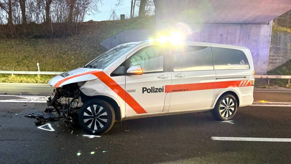 Tesla-Fahrer kracht auf der A1 bei Münchwilen TG in Polizeiauto