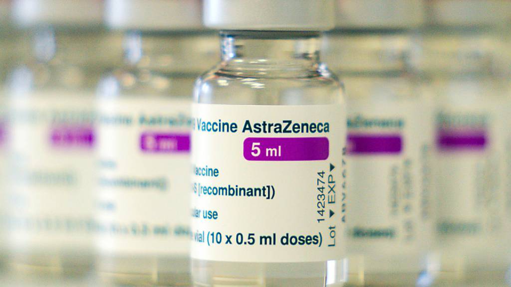 ARCHIV - Auf einem Tisch in einer Hausarztpraxis stehen Ampullen mit dem Covid-19 Impfstoff des schwedisch-britischen Pharmakonzerns AstraZeneca. (zu dpa «Nach erneuter Einschränkung: Astrazeneca betont Nutzen des Impfstoffs») Foto: Nicolas Armer/dpa
