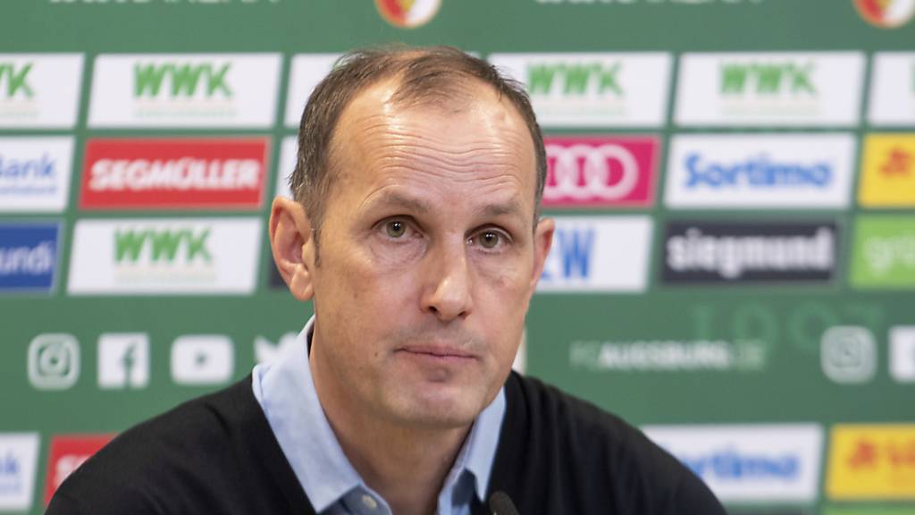 Ein Einkauf mit Konsequenzen: Weil Augsburgs Trainer Heiko Herrlich das Teamhotel verliess, wird er am Samstag gegen Wolfsburg nicht im Stadion auf der Bank sitzen