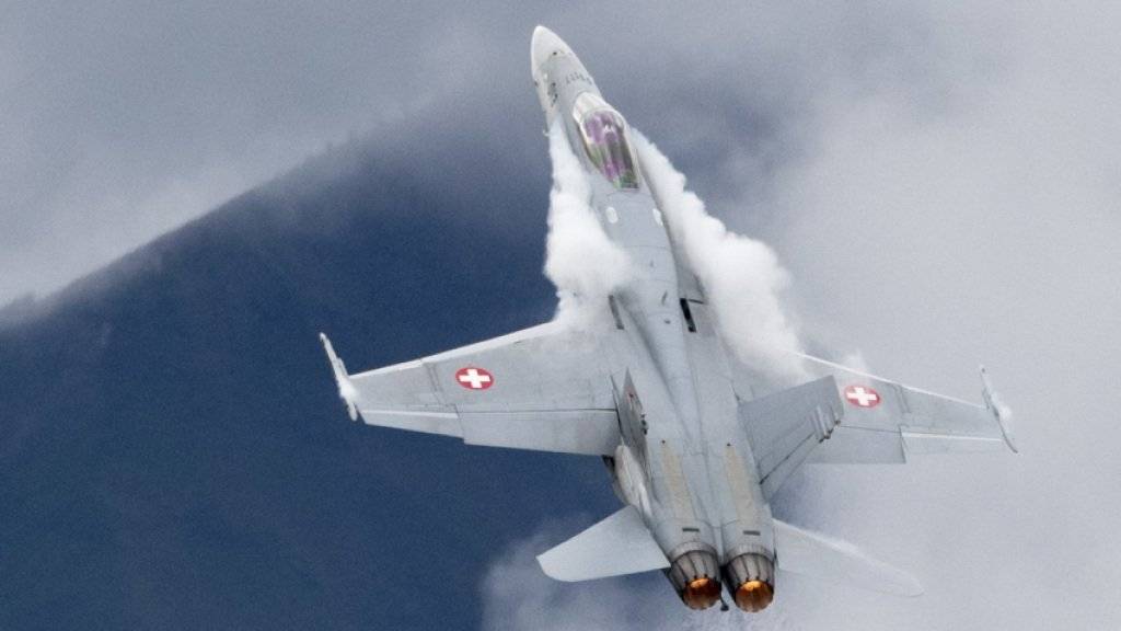 Die F/A-18-Kampfjets der Schweizer Luftwaffe sind von einem Problem am Sauerstoffversorgungssystem betroffen, das in den USA zu Diskussionen geführt hat. Gemäss dem VBS können die Piloten mit den Schwierigkeiten umgehen. (Archivbild)