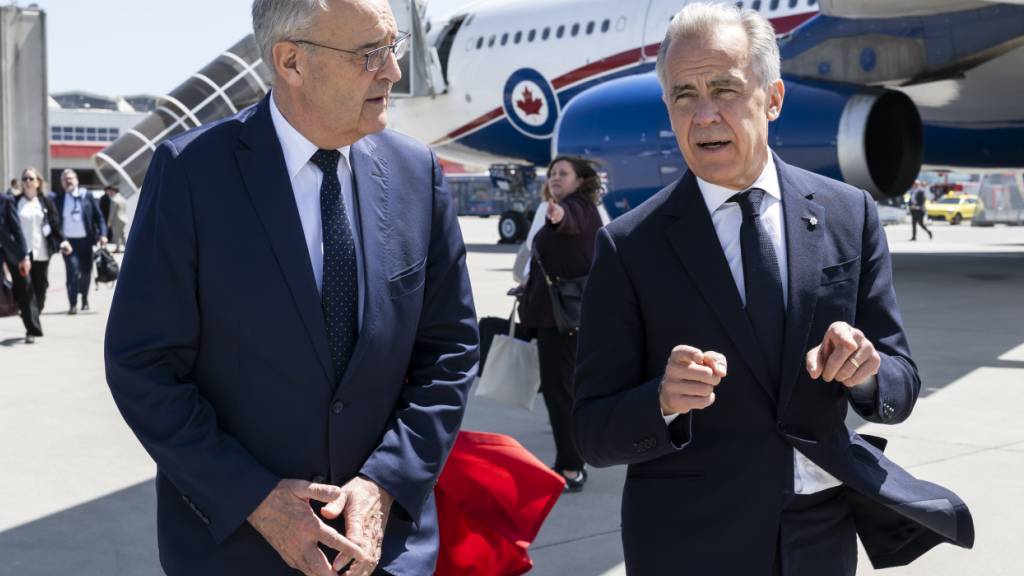 Der kanadische Premierminister Mark Carney (rechts) unterhält sich bei seiner Ankunft am Genfer Flughafen mit Bundespräsident Guy Parmelin.