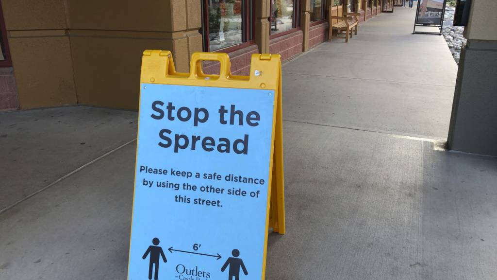Ein Schild vor einem Einkaufszentrum im US-Bundesstaat Colorado weist Kunden darauf hin, Abstand zu halten, um die Verbreitung des Coronavirus einzudämmen. Foto: David Zalubowski/AP/dpa