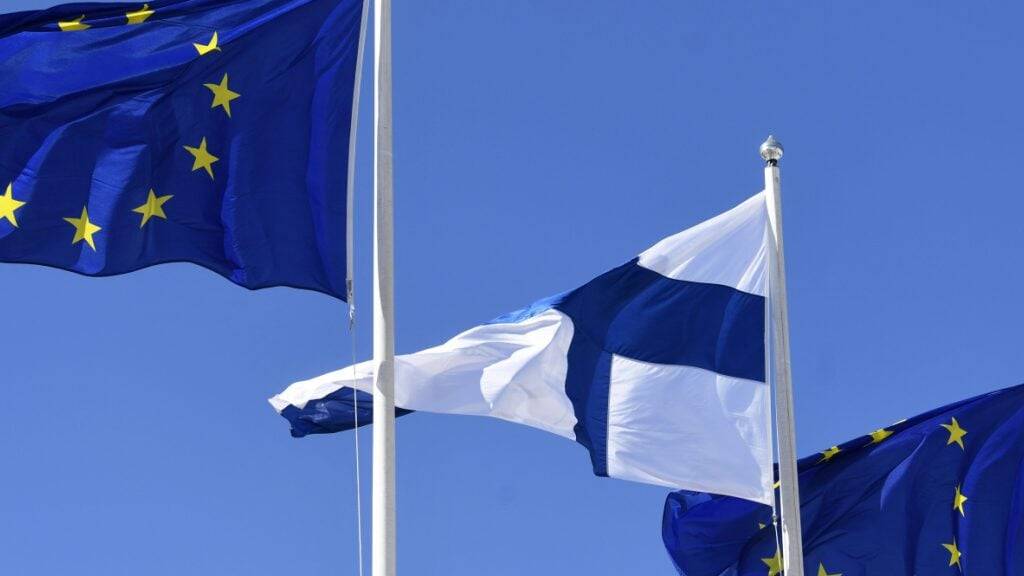 ARCHIV - Flaggen der Europäischen Union wehen neben einer finnischen Flagge. Foto: Vesa Moilanen/Lehtikuva/dpa