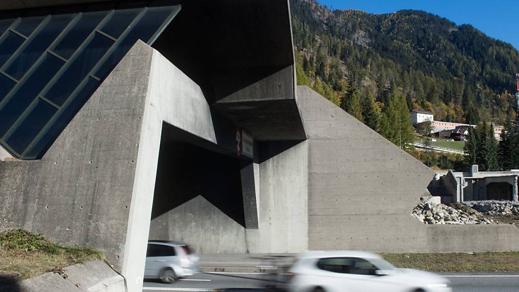 Der Gotthardtunnel ist in beiden Richtungen wegen eines Fahrzeugbrandes gesperrt. (Archivbild)