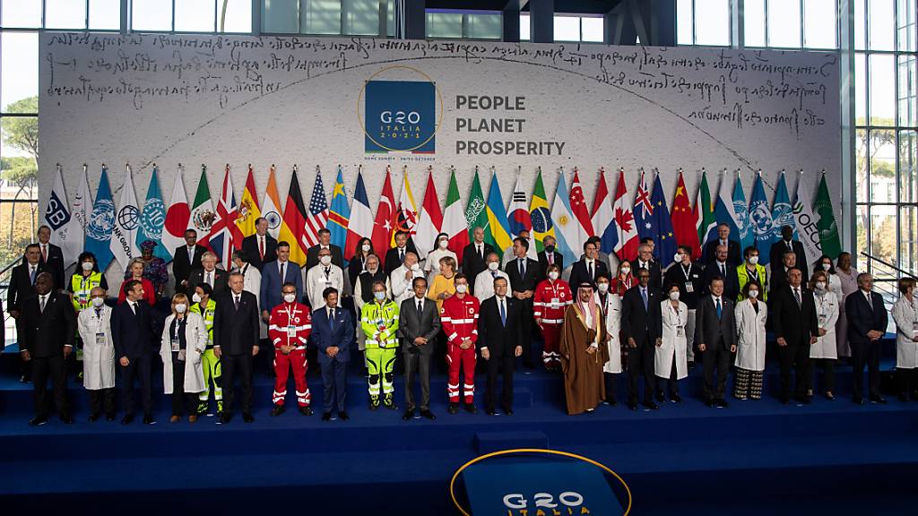 dpatopbilder - Medizinisches Personal steht zusammen mit den Staats- und Regierungschefs für ein Gruppenfoto anlässlich des G20-Gipfels im Konferenzzentrum La Nuvola. Foto: Oliver Weiken/dpa