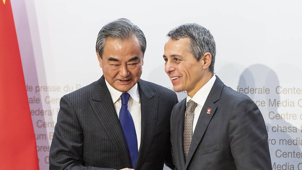 Treffen sich am kommenden Samstag erstmals seit 2019 wieder physisch: Aussenminister Ignazio Cassis und sein chinesischer Amtskollege Wang Yi. (Archivbild)