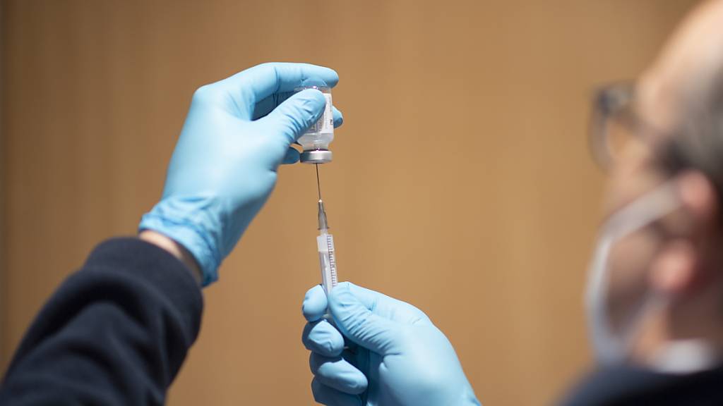 Impfdosen werden vorbereitet im Impf- und Testzentrum in Davos GR. (Archivbild)