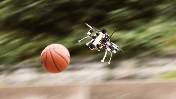 Zürcher Forscher entwickeln extrem flink ausweiche Drohnen