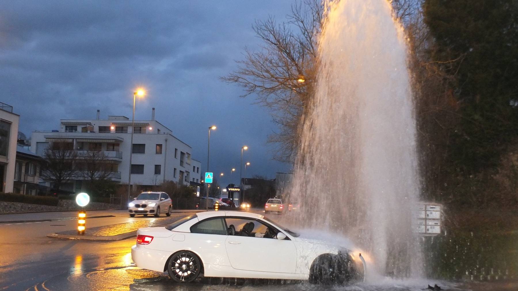 Ist am Montagabend unfreiwillig baden gegangen: Ein 21-Jähriger mit seinem Auto.