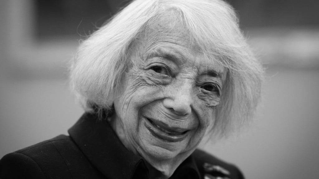 ARCHIV - Margot Friedländer, Holocaust-Überlebende und Ehrenbürgerin von Berlin, sitzt vor der Verleihung der Würde einer Ehrenbürgerin von Berlin durch den Regierenden Bürgermeister an die Verlegerin Friede Springer im Festsaal des Roten Rathauses. Foto: Bernd von Jutrczenka/dpa