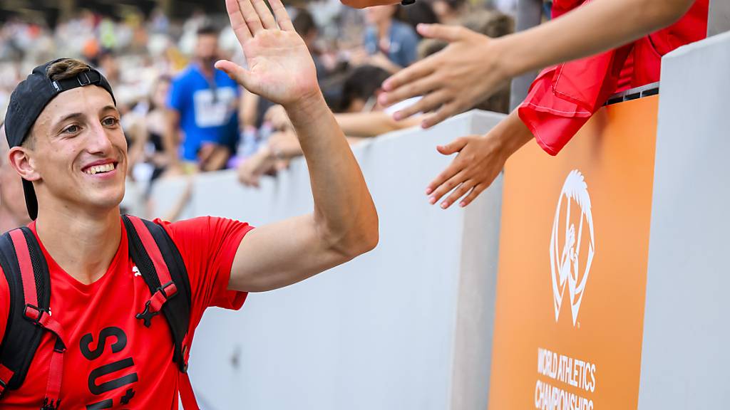 Klatscht mit den Fans ab: Simon Ehammer ist der Qualifikations-Wettkampf im Weitsprung geglückt