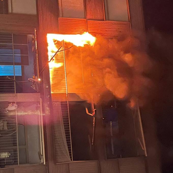 Balkonbrand in Mehrfamilienhaus – Familie kann vorerst nicht in Wohnung zurück