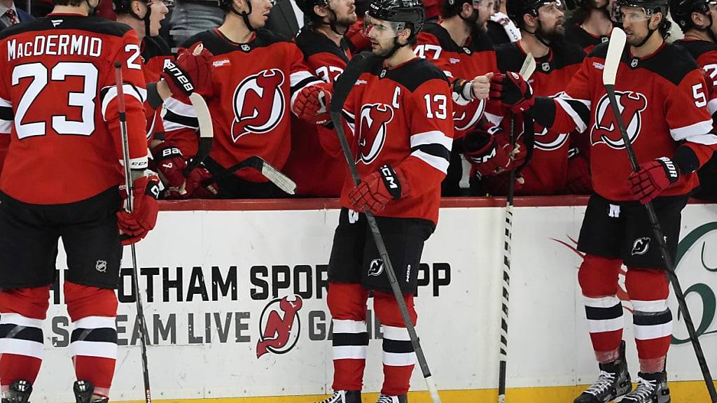 Nico Hischier (13) lässt sich für seinen 20. Saisontreffer von seinen Teamkollegen feiern - am Ende unterliegen die New Jersey Devils den Florida Panthers trotzdem