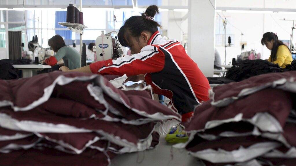 Arbeiterinnen nähen Daunenjacken in einer Fabrik in der chinesischen Provinz Zhejiang. (Archivbild)