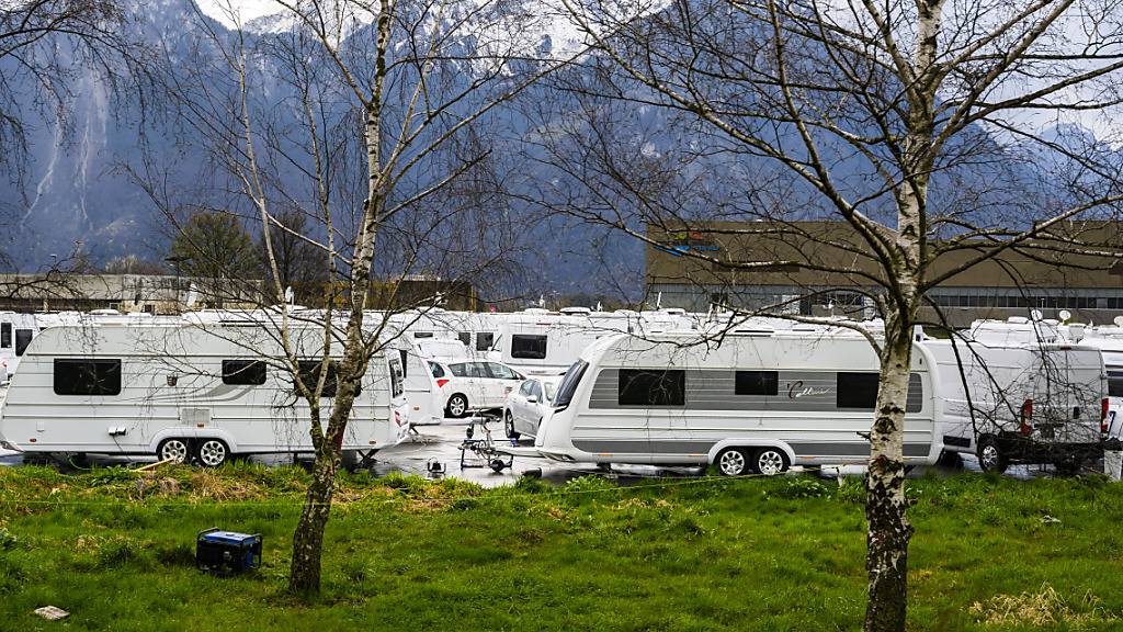 Angesichts eines «beispiellosen» Zulauf von Fahrenden überdenkt der Kanton Waadt seine Aufnahmepolitik. «Wir wollen kleinere provisorische Aufnahmeplätze für 15 bis 20 Wohnwagen schaffen», sagte der Waadtländer Staatsrat Vassilis Venizelos. (Archivbild)
