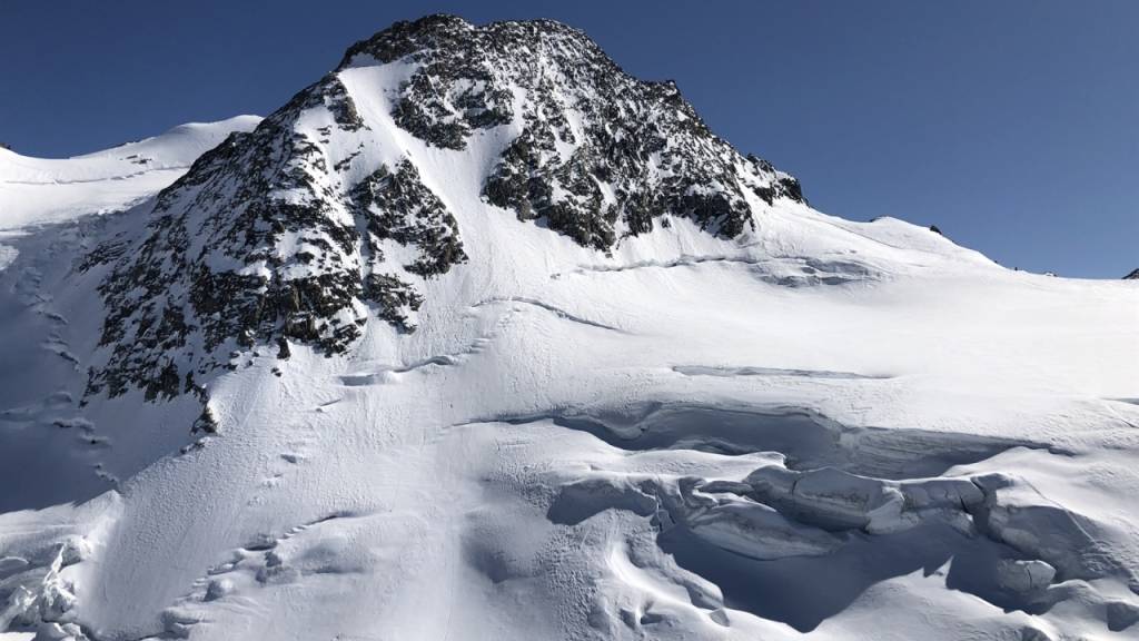 Am Sonntag ist am Piz Glüschaint in Graubünden ein 43-jähriger Schweizer rund 360 Meter in die Tiefe gestürzt und gestorben.