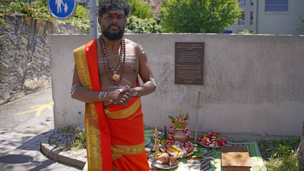 Hindupriester Sasikumar hielt im Rahmen einer Gedenkfeier für den Brandanschlag in Chur, bei dem vier Personen aus Sri Lanka ums Leben kamen, eine religiöse Einweihungszeremonie.