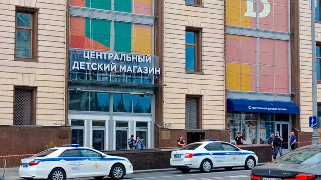 Polizisten bewachen den Eingang des Kinderkaufhauses Detsky Mir nach der Explosion eines Gasballons auf dem Lubjanka-Platz in der Nähe des Hauptquartiers des Föderalen Sicherheitsdienstes (FSB). Foto: Uncredited/Moscow News Agency via AP/dpa