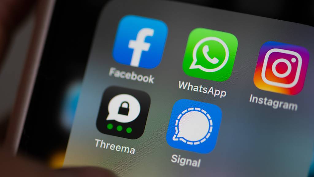 Instant-Messaging- und Social Media-Apps: Facebook, WhatsApp, Instagram, Threema und Signal auf einem Smartphone. (Symbolbild)