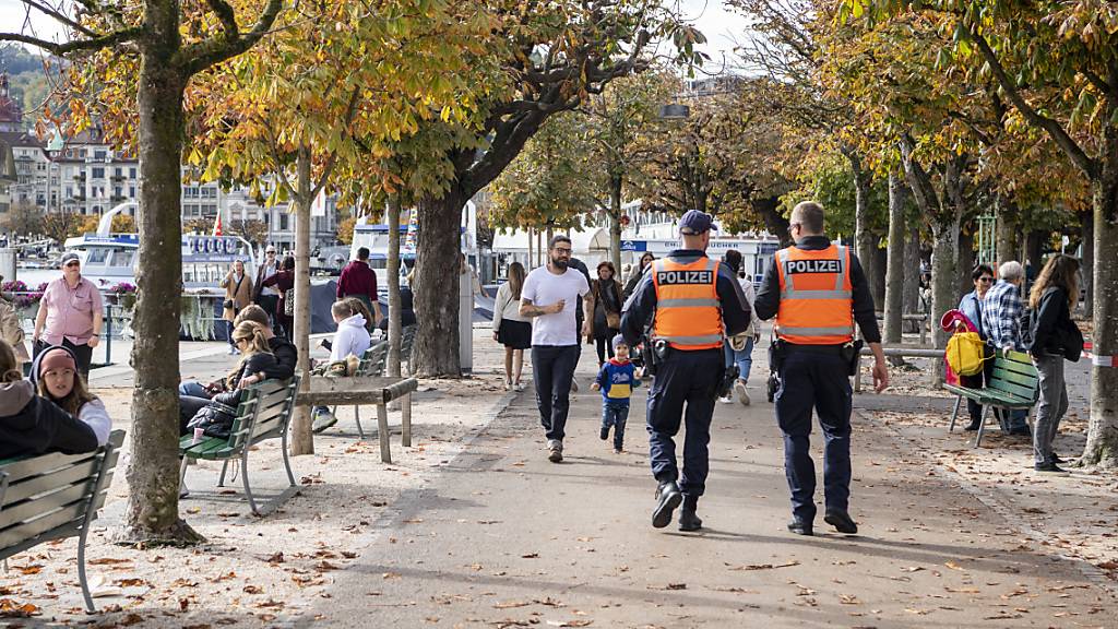 Die Luzerner Polizei setzt vermehrt auf polizeiliche Präsenz statt Schalterdienst. (Symbolbild)