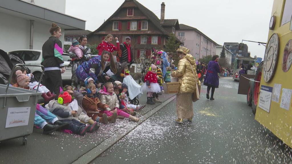 Umzug in Steinhausen mit «Steimuetter»