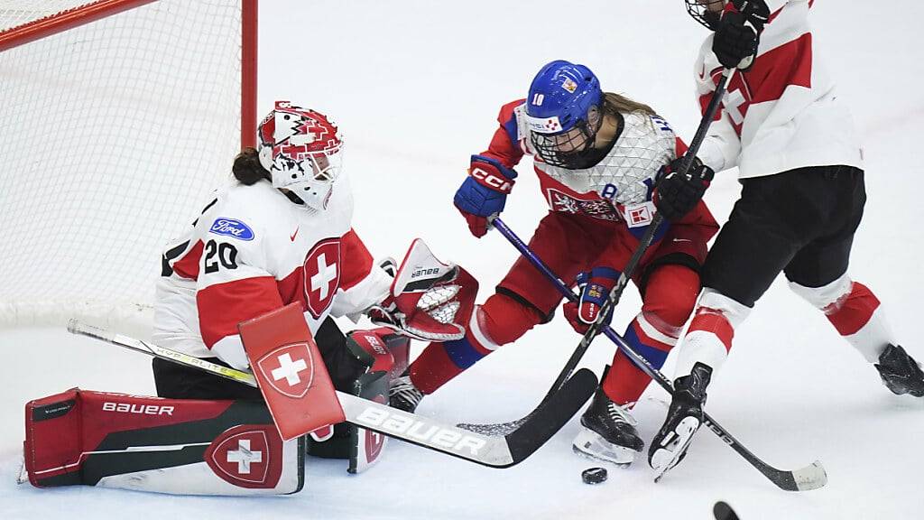 Zu sehr unter Druck: Die Schweizer Eishockeyanerinnen mit Goalie Andrea Brändli und Lara Stalder kamen im WM-Viertelfinal gegen den Gastgeber Tschechien bös unter die Räder