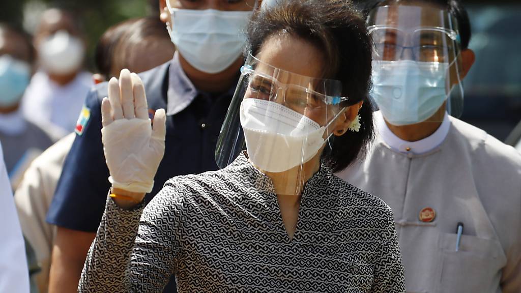 Aung San Suu Kyi, Regierungschefin von Myanmar, trägt einen Mund-Nasen-Schutz, Visier und Handschuhe bei einem Wahlkampftermin für die bevorstehende Parlamentswahl. Myanmar wählt am 8. November ein neues Parlament. Foto: Aung Shine Oo/AP/dpa