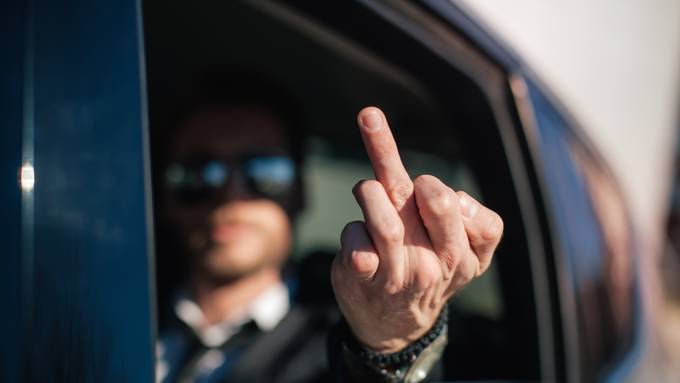 Autofahrer zeigt Polizisten den Mittelfinger und erhält Busse