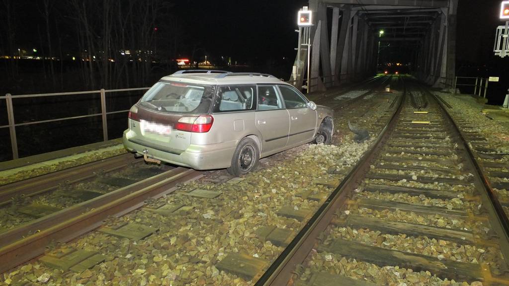 Ein Auto fuhr nach einem Bahnübergang auf das Bahngleis.