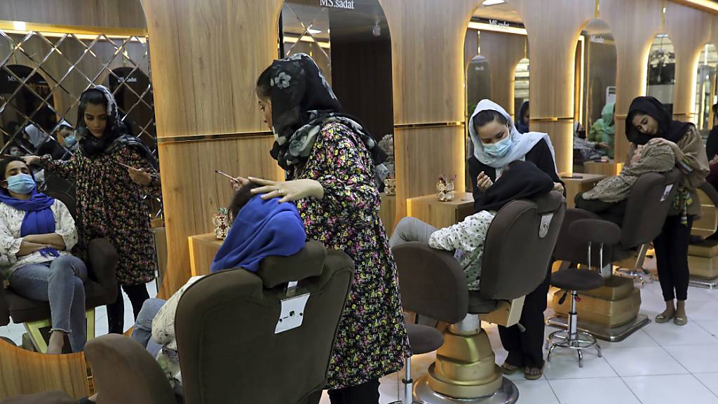 ARCHIV - Kosmetikerinnen schminken Kundinnen in einem Schönheitssalon in Kabul. In Afghanistan ist die von den militant-islamistischen Taliban angeordnete Schließung von Schönheitssalons in Kraft getreten. Foto: Rahmat Gul/AP/dpa