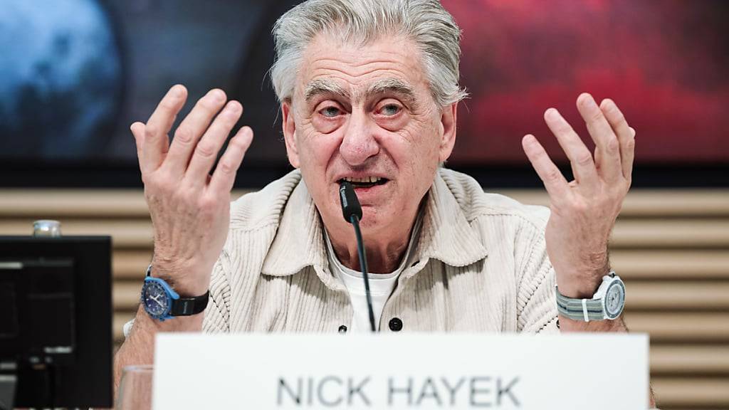 Nach den happigen Kursverlusten der vergangenen Tage nutzt die Familie um Swatch-Chef Nick Hayek die Gelegenheit zum Ausbau ihrer Beteiligung. Sie hat Swatch-Aktien für fast 10 Millionen Franken gekauft. (Archivbild)