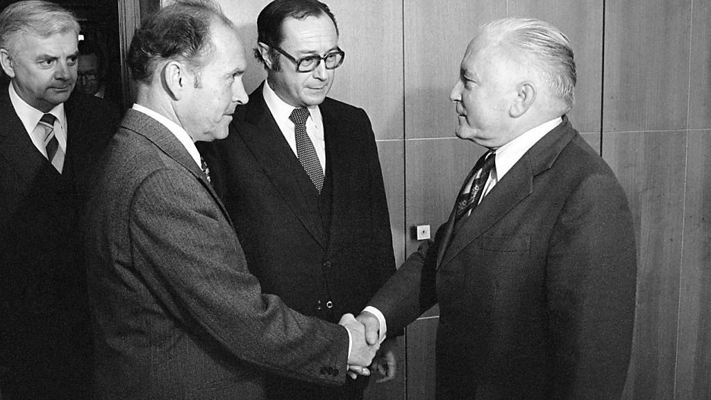 Der Aussenminister der DDR Oskar Fischer (rechts) besuchte am 19. November 1980 die Schweiz. Er wurde am Flughafen Zürich vom damaligen Schweizer Botschafter in Berlin, Friedrich Schnyder, empfangen. (Archivbild)