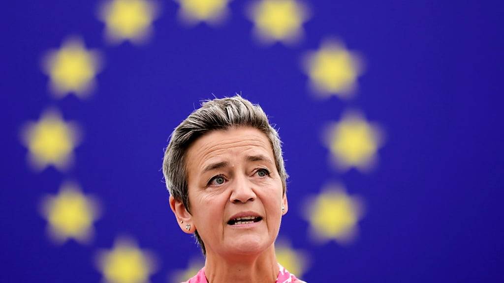 Die EU-Wettbewerbsbehörde unter der Leitung von Margrethe Vestager (im Bild) hat eine Strafe von fast 800 Millionen Euro gegen die Facebook-Mutter Meta ausgesprochen. (Archivbild)