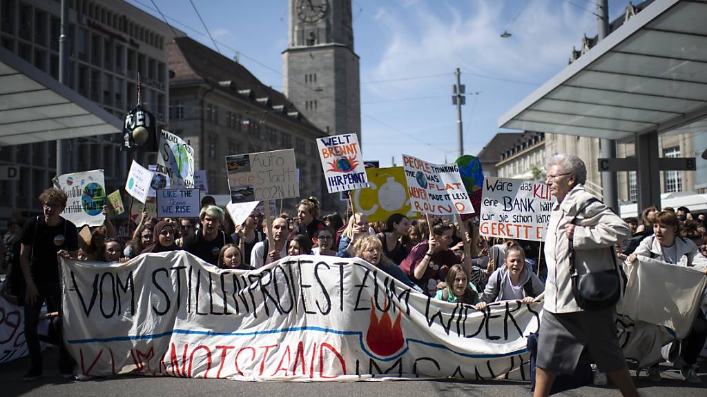 Jugendliche am globalen Klimastreik am 24. Mai 2019 in St. Gallen. An den Kundgebungen nahmen auch St. Galler Mitttelschülerinnen und Mittelschüler teil. (Archivbild)