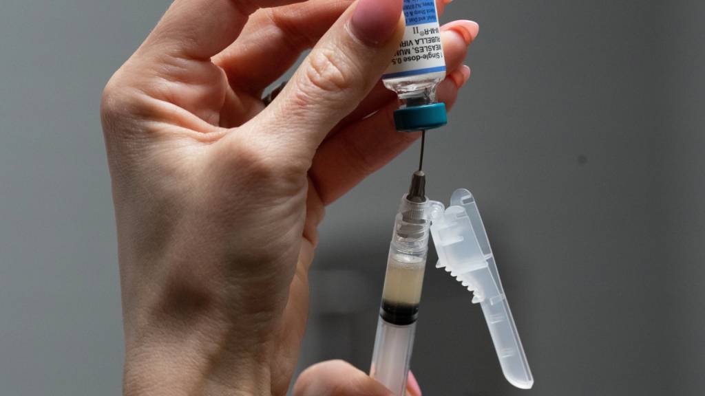 Eine Krankenschwester in South Carolina  bereitet eine MMR-Impfung für ein Kleinkind vor.