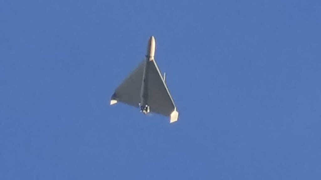 ARCHIV - Eine Drohne ist am Himmel zu sehen. (Symbolbild) Foto: Efrem Lukatsky/AP/dpa