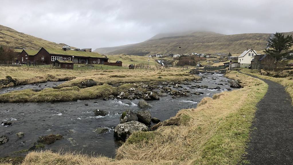 Die im Nordatlantik gelegenen Färöer-Inseln mit ihren knapp 50.000 Bewohnern melden erstmals seit Juli 2020 keinen aktiven Corona-Fall mehr.