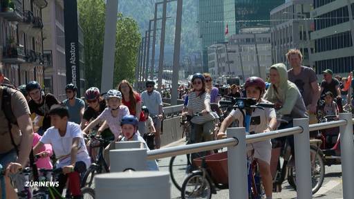 Kinder demonstrieren für sichere Fahrradwege
