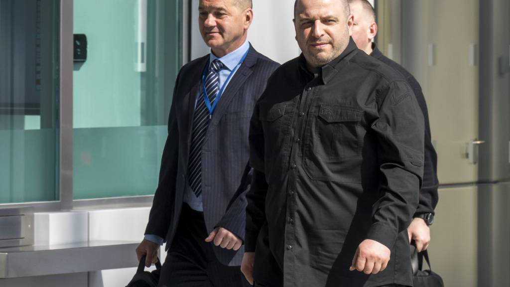 ARCHIV - Der damalige ukrainische Verteidigungsminister Rustem Umjerow (r) trifft im Nato-Hauptquartier zum Treffen der Verteidigungsminister der Mitgliedsstaaten der sogenannten Koalition der Willigen ein. Foto: Wiktor Dabkowski/ZUMA Press Wire/dpa