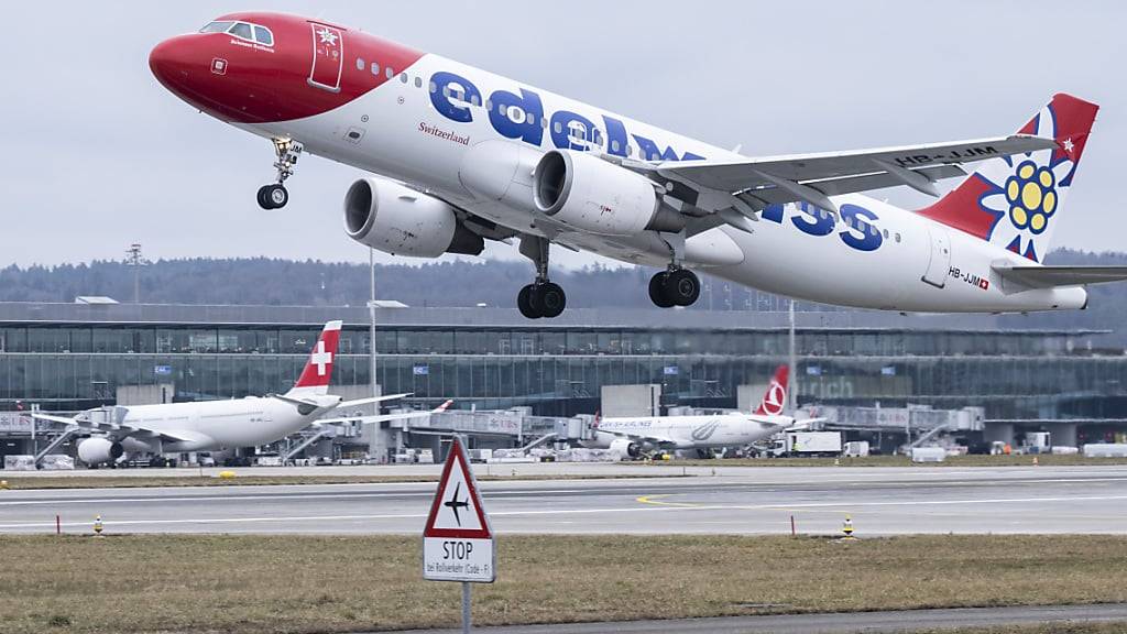 Die Piloten des Ferienfliegers Edelweiss wollen bessere Arbeitsbedingungen. Sie kündigen den laufenden Gesamtarbeitsvertrag (GAV). Bis im Juli 2024 sollen nun neue Bedingungen ausgehandelt werden. (Archivbild)