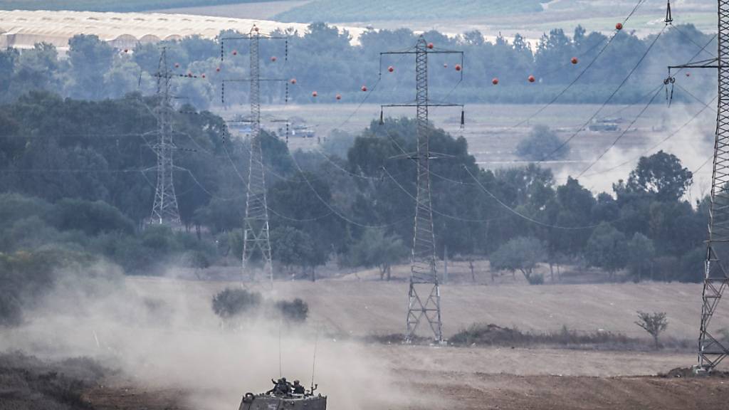 Israelische Soldaten patrouillieren auf einem Schützenpanzer an der Grenze zwischen dem Gazastreifen und Israel. Foto: Ilia Yefimovich/dpa