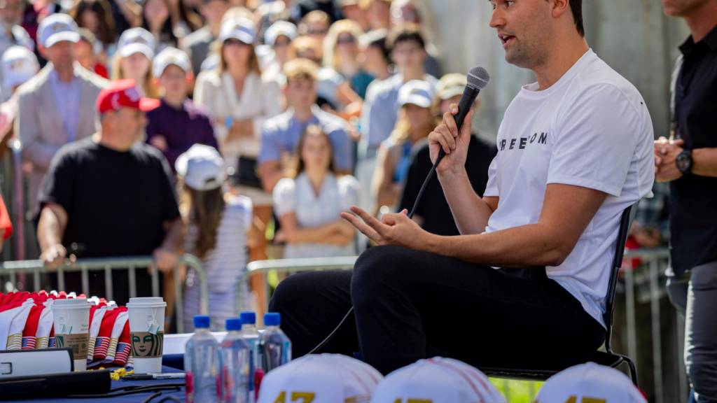 Charlie Kirk spricht an der Utah Valley University. Foto: Tess Crowley/The Deseret News/AP/dpa