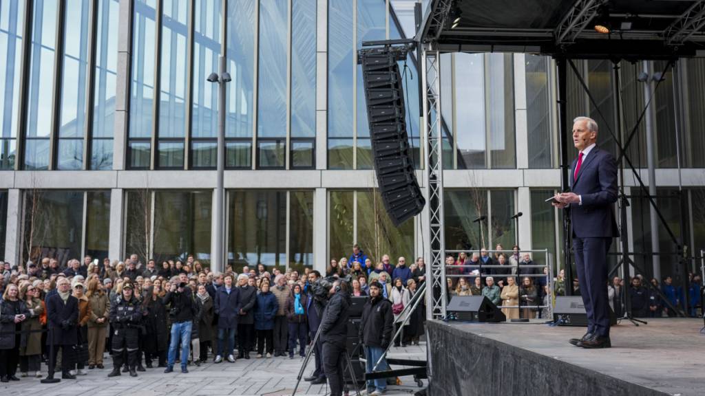Ministerpräsident Jonas Gahr Støre (Ap) spricht während der offiziellen Eröffnung des neuen Regierungsviertels, nachdem das Büro des Ministerpräsidenten und sechs Ministerien eingezogen sind. Foto: Ole Berg-Rusten/NTB/dpa