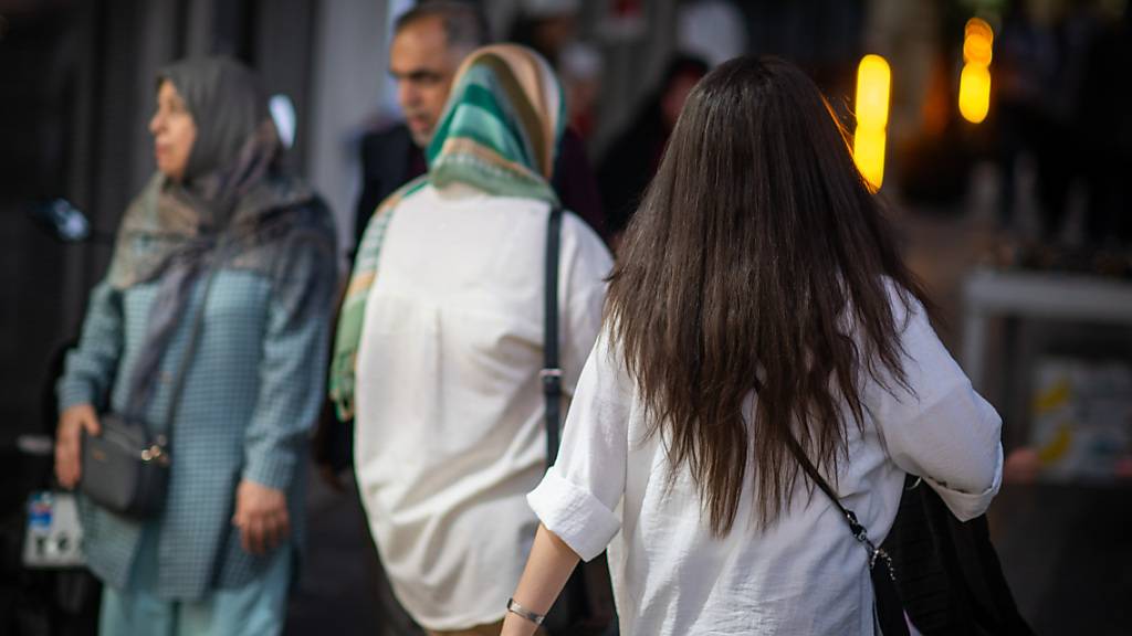ARCHIV - Eine Frau läuft in Teheran mit offenen Haaren eine Straße entlang. Foto: Arne Immanuel Bänsch/dpa