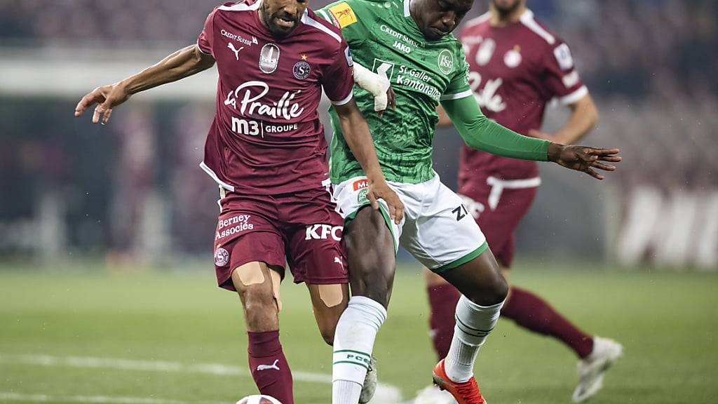 Kehrt in die Super League zurück: Christopher Lungoyi (rechts), hier im Dress des FC St. Gallen