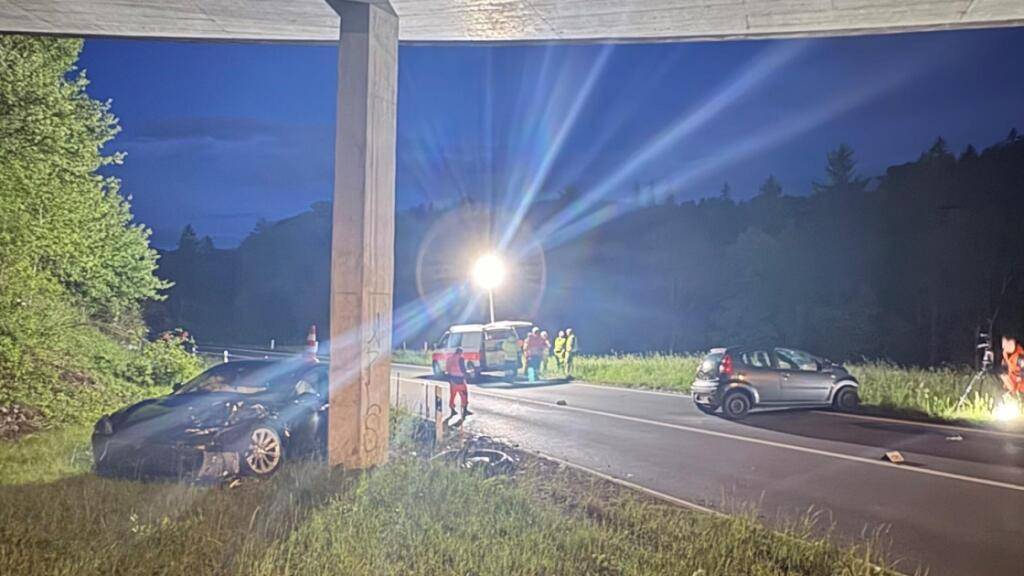 Die Kantonspolizei Zürich und die Staatsanwaltschaft Zürich-Limmat untersuchen, warum der Autofahrer auf die Gegenfahrbahn geriet.