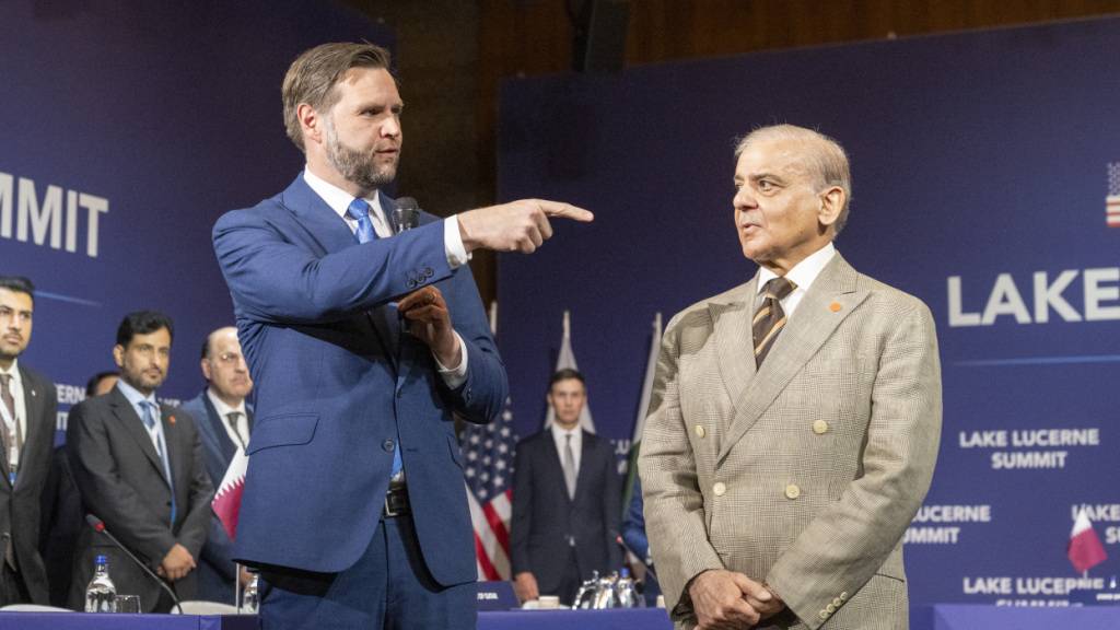 US-Vizepräsident JD Vance (l.) zusammen mit dem pakistanischen Premierminister Shehbaz Sharif beim USA-Iran-Gipfel auf dem Bürgenstock.