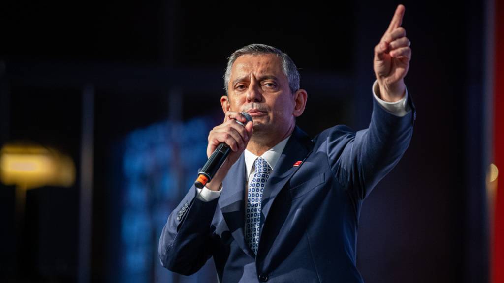 ARCHIV - Özgür Özel, CHP-Vorsitzender, spricht während eines Kongresses im April unter dem Motto «Der Wille gehört der Nation» zu Parteimitgliedern. Foto: Tunahan Turhan/SOPA Images via ZUMA Press Wire/dpa