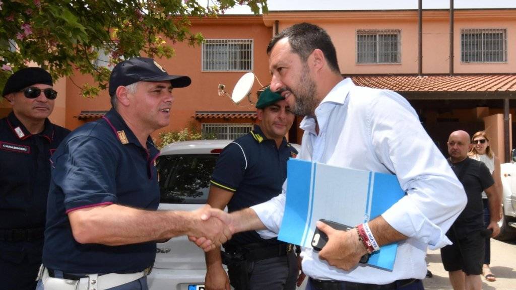 Der italienische Innenminister Matteo Salvini (Mitte) trifft zur Schliessung des Flüchtlingslagers in Mineo auf Sizilien ein.